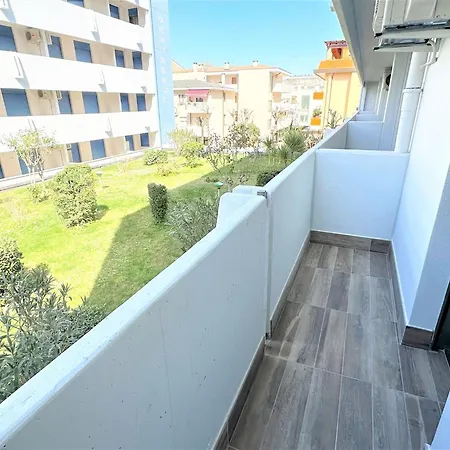 Stylish Flat With Pool Access * Μπιμπιόνε